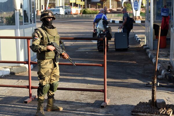 *Египетские спецназовцы возле аэропорта в Шарм-эш-Шейхе