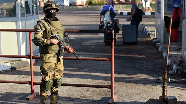 *Египетские спецназовцы возле аэропорта в Шарм-эш-Шейхе *Египетские спецназовцы возле аэропорта в Шарм-эш-Шейхе