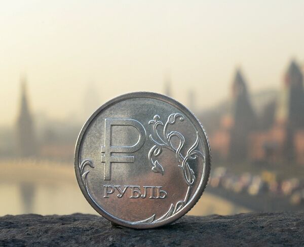 #Рублевая монета на фоне Московского Кремля