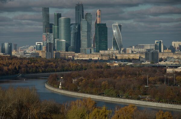 Вид на Московский международный деловой центр Москва-Сити со смотровой площадки на Воробьевых горах