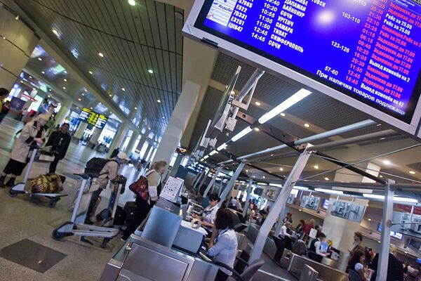 *Пассажиры у стойки регистрации билетов в аэропорту Домодедово.