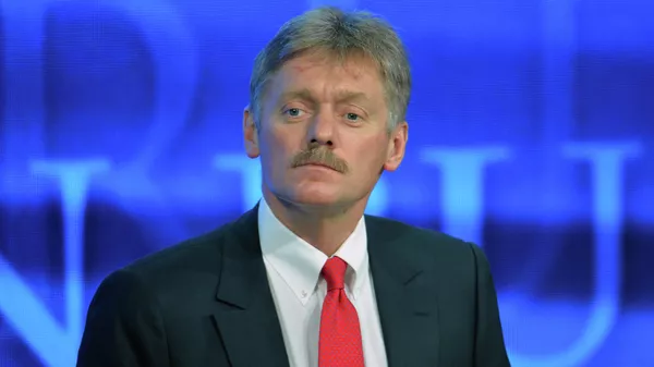 Пресс-секретарь президента РФ Дмитрий Песков во время десятой большой ежегодной пресс-конференции президента России Владимира Путина