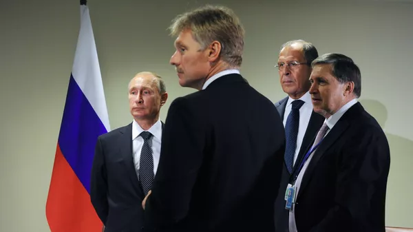Президент России Владимир Путин, пресс-секретарь президента РФ Дмитрий Песков