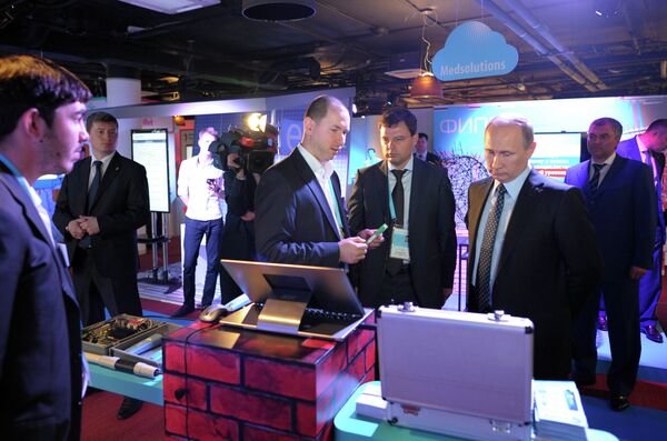 В.Путин посетил форум Интернет-предпринимательство в России