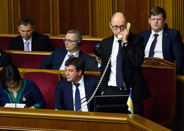 Премьер-министр Украины Арсений Яценюк разговаривает по телефону на заседании Верховной Рады Украины