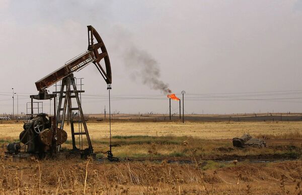 #Вышки на нефтяном месторождении в Сирии