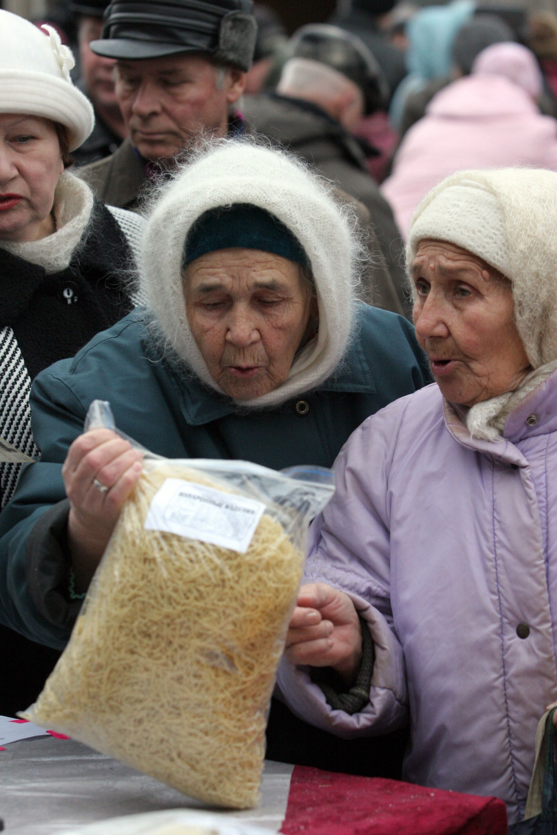 Пенсионеры делают покупки на рынке - ПРАЙМ, 1920, 03.02.2021