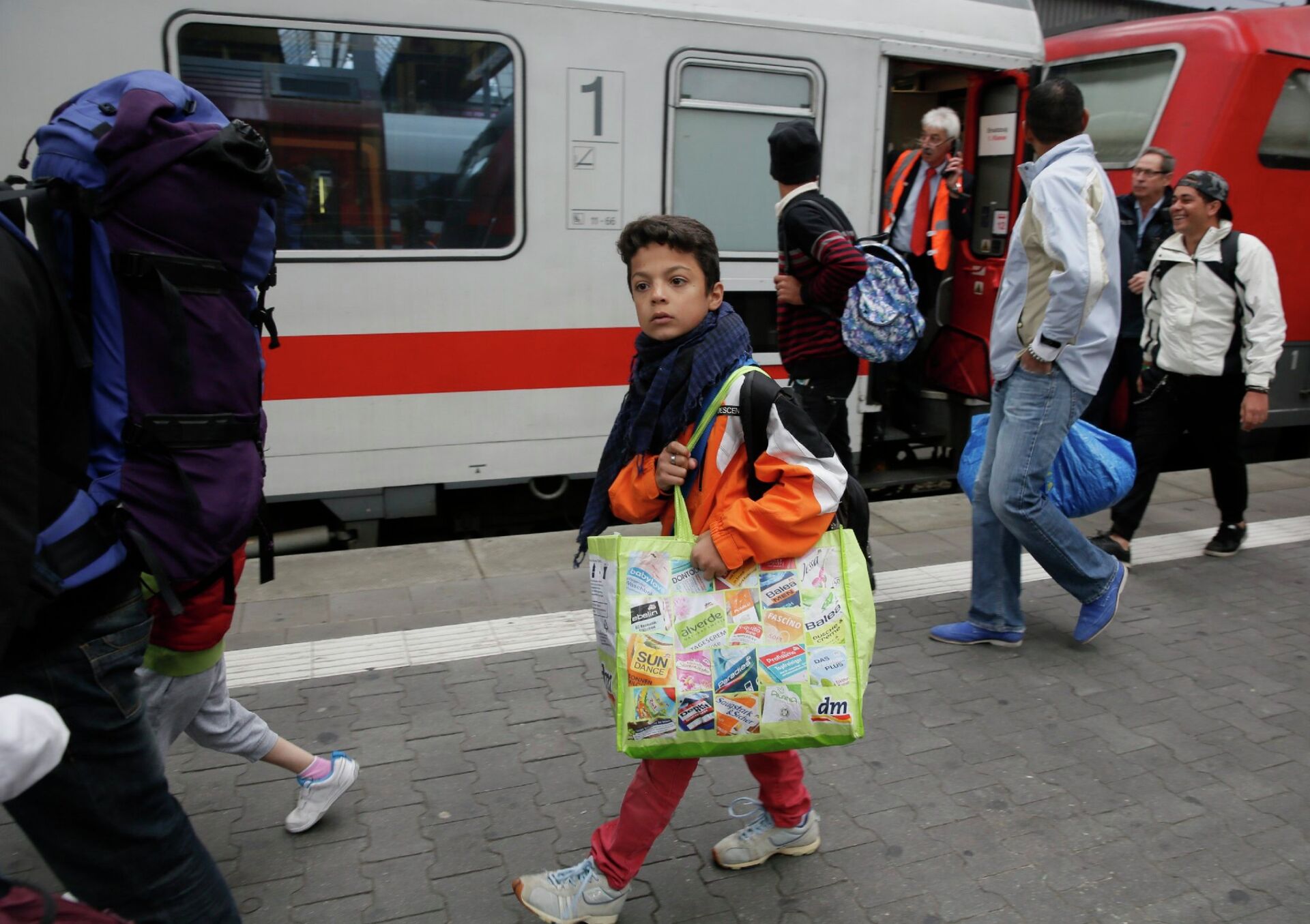 Беженцы с Ближнего Востока на железнодорожном вокзале в Мюнхене - ПРАЙМ, 1920, 11.09.2022