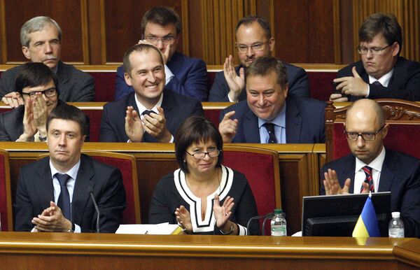 Министр финансов Украины Наталья Яресько, премьер-министр Арсений Яценюк и члены кабмина аплодируют принятию Верховной радой пакета законов по реструктуризации госдолга