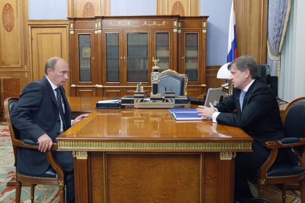 Премьер-министр РФ Владимир Путин встретился с Виталием Савельевым в Доме правительства РФ