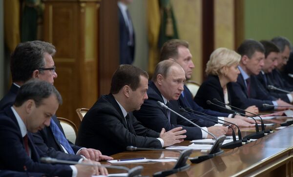 Президент РФ Владимир Путин и председатель правительства РФ Дмитрий Медведев во время встречи российского президента с членами правительства РФ