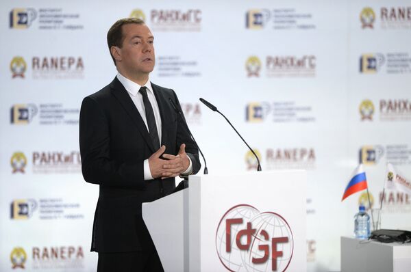 Председатель правительства РФ Дмитрий Медведев выступает на пленарном заседании Гайдаровского форума