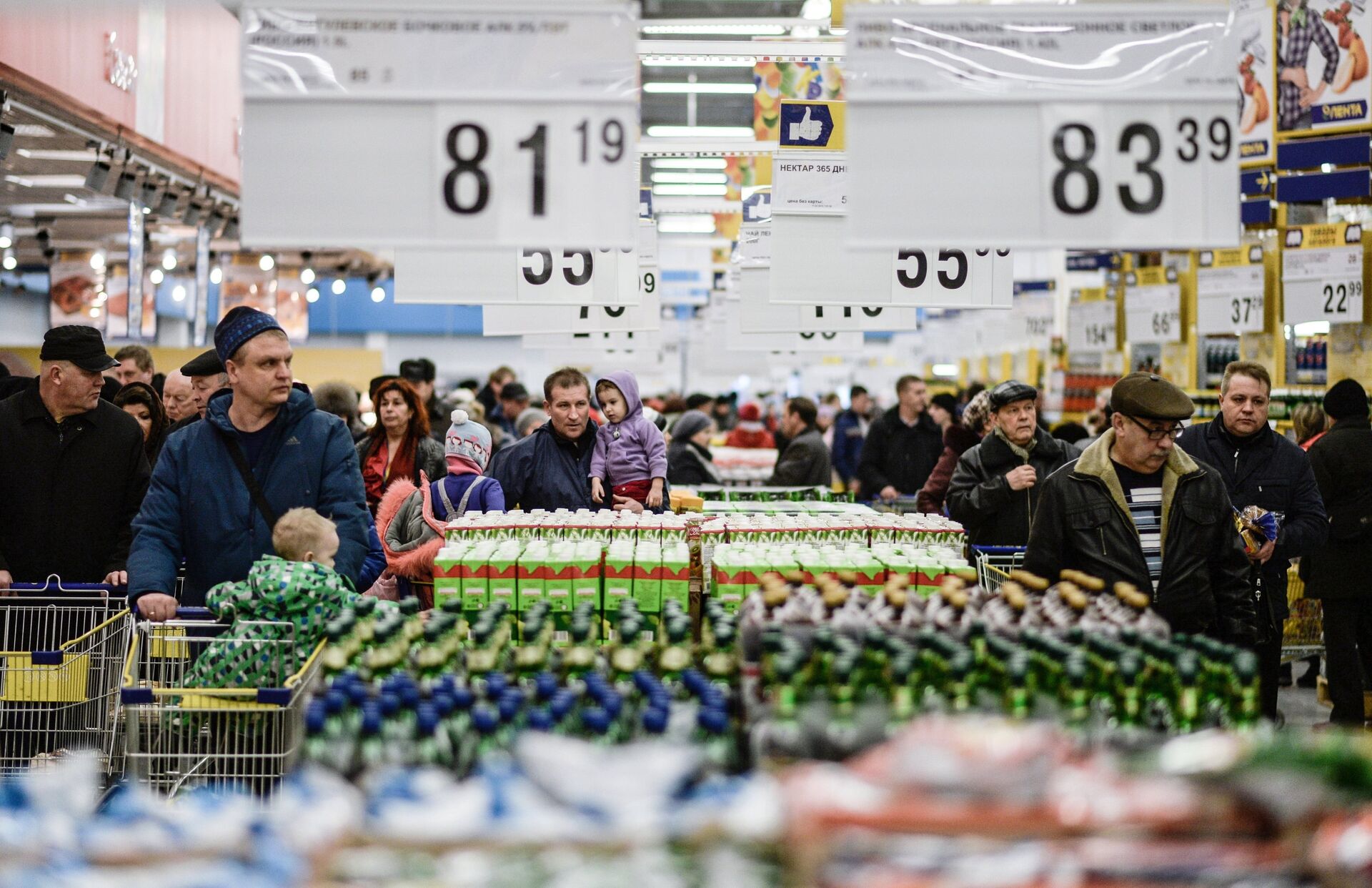 Посетители в гипермаркете Лента в Великом Новгороде - ПРАЙМ, 1920, 12.01.2022