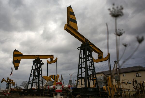 %Нефтяные насосы в поселке Ахтырский Краснодарского края