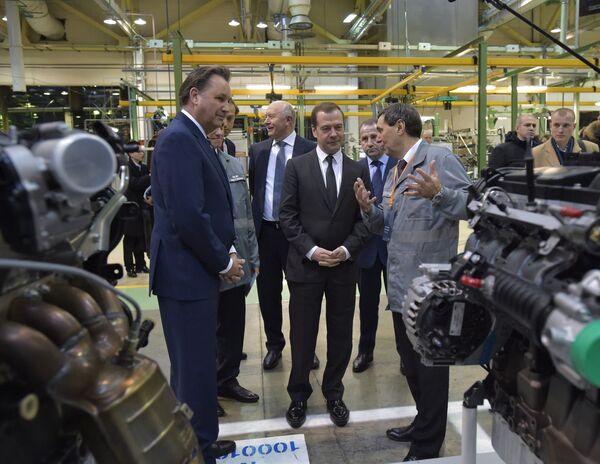 Председатель правительства РФ Дмирий Медведев (в центре) во время посещения ОАО АвтоВАЗ в Тольятти