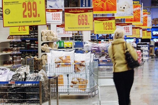 Покупательница выбирает товар в торговом центре Метро в Калининграде