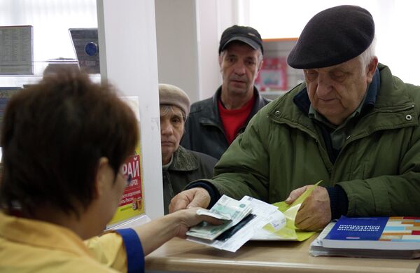 *Выдача пенсий в одном из отделений Почты России