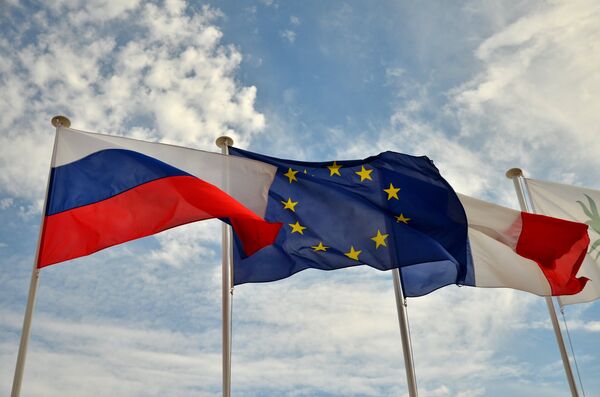 *Флаги России, ЕС, Франции и герб Ниццы на набережной Ниццы
