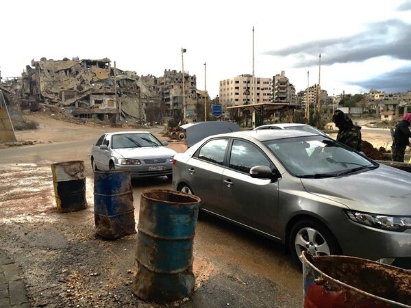 Проверка документов и автомобилей в сирийском городе Хомсе