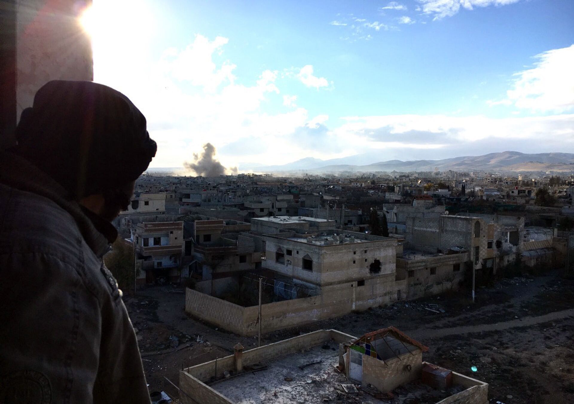 *Боец Сирийской арабской армии на огневой позиции в ходе боевых действий против отрядов террористов в пригороде Дамаска Дарайе - ПРАЙМ, 1920, 19.02.2023