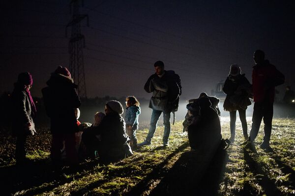 Мигранты, прибывшие с территории Хорватии, в автобусе, следующим в лагерь беженцев