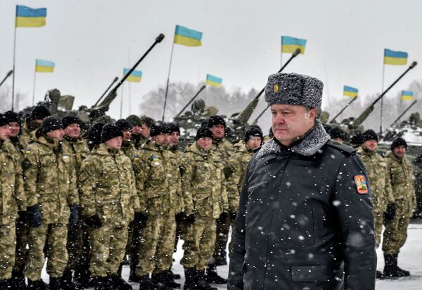#Президент Украины Петр Порошенко проходит перед строем солдат