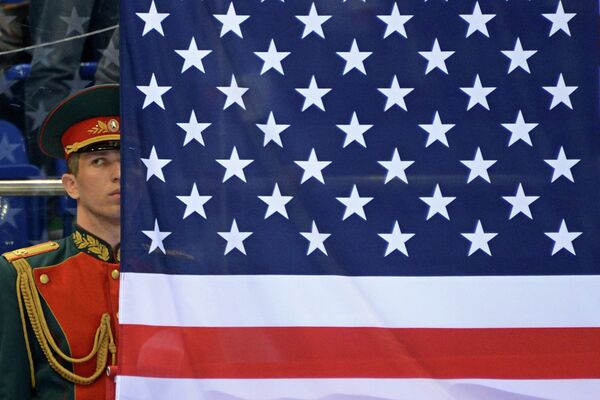 #Российский военный в почетном карауле у флага США