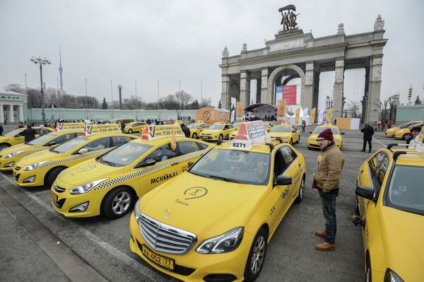 Машины перед началом благотворительной акции в рамках праздника День московского такси