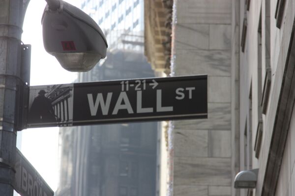 %Указатель на Wall Street в Нью-Йорке
