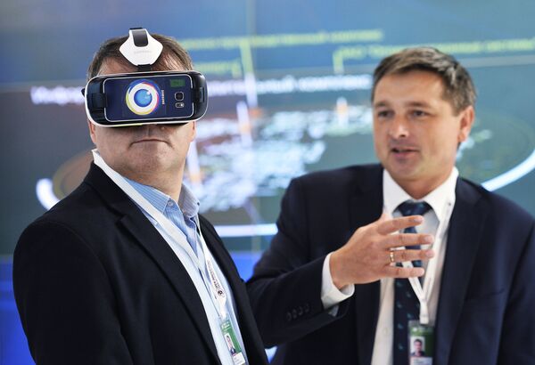 Демонстрация шлема виртуальной реальности Samsung на шоу технологий Открытые инновации в 75-м павильоне ВДНХ