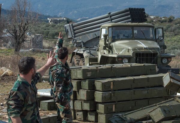 Артиллеристы сирийской армии готовятся к боевым стрельбам на позициях в провинции Идлиб на северо-западе Сирии