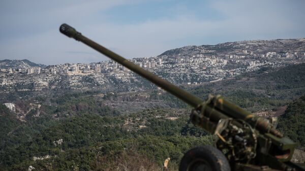 Артиллеристы сирийской армии на позициях в провинции Идлиб на северо-западе Сирии