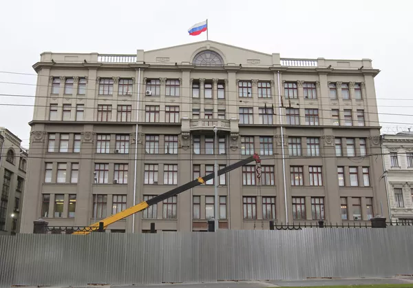 Район Китай-город в центре Москвы огорожен забором