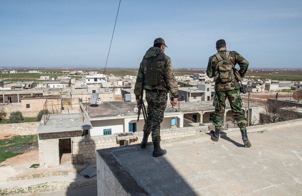 Военнослужащие Сирийской Арабской армии в освобожденном от боевиков поселке Охрус в провинции Алеппо