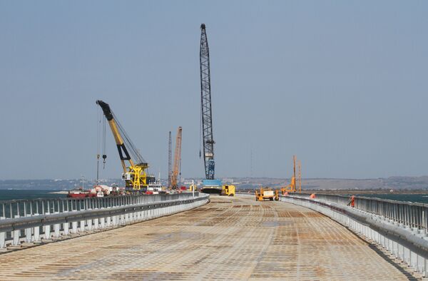 *Установка временного моста для технических нужд перед началом строительства Керченского моста в окрестностях порта Тамань