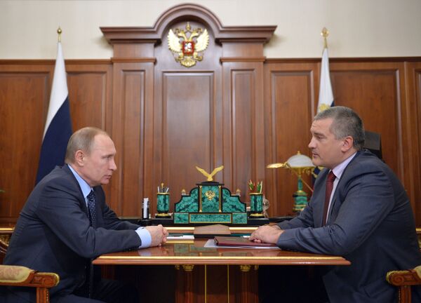 Президент России Владимир Путин и глава Республики Крым Сергей Аксенов во время встречи в Кремле