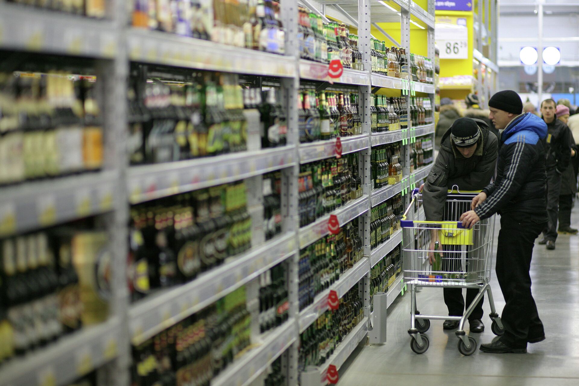 Покупатели выбирают алкогольную продукцию в гипермаркете - ПРАЙМ, 1920, 03.01.2022