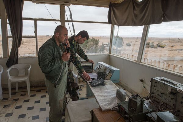 Военнослужащие сирийской армии на КП на базе Военно-воздушных сил Сирии в провинции Хомс