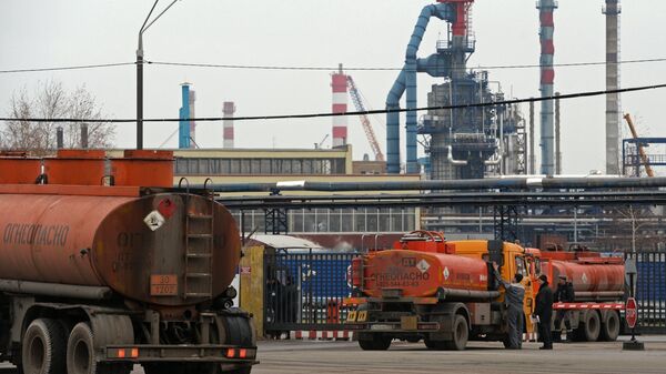 Водитель бензовоза у въезда на нефтеперерабатывающее предприятие ОАО Газпромнефть – Московский НПЗ в Москве