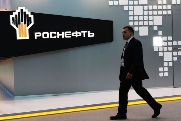 Посетитель проходит у павильона компании Роснефть на XIX Петербургском международном экономическом форуме.