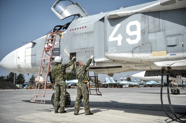 Российский фронтовой бомбардировщик Су-24 готовится к вылету с авиабазы Хмеймим