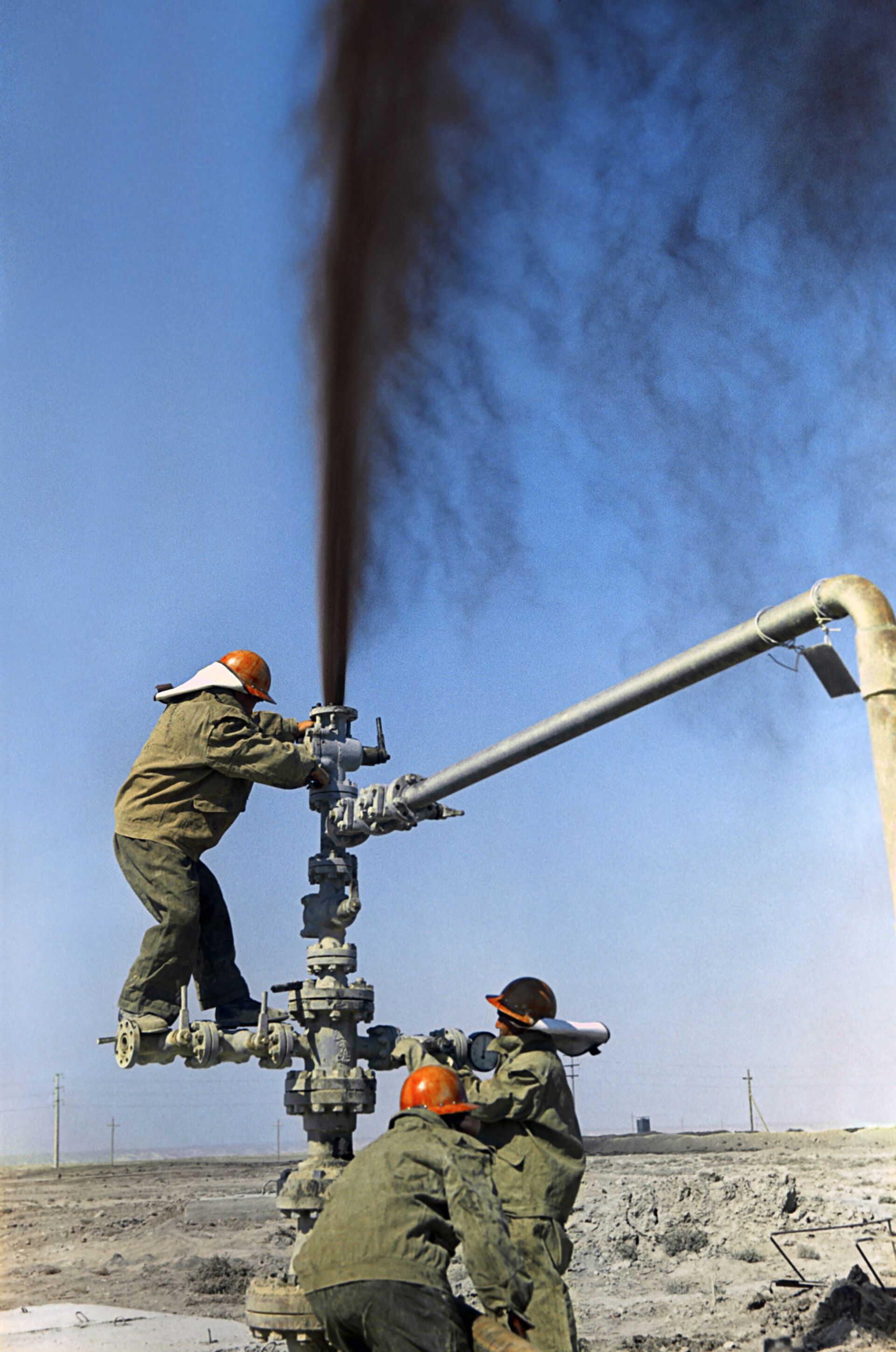 %Нефтяники ставят заглушку на нефтяной фонтан - ПРАЙМ, 1920, 21.09.2023