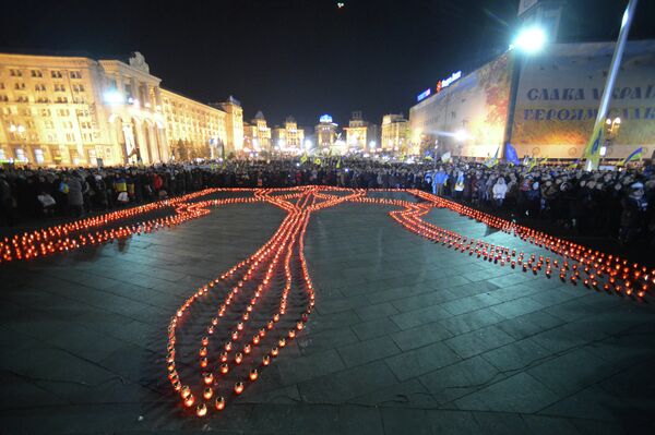 Украинский герб из горящих лампад во время празднования годовщины начала событий на площади Независимости в Киеве