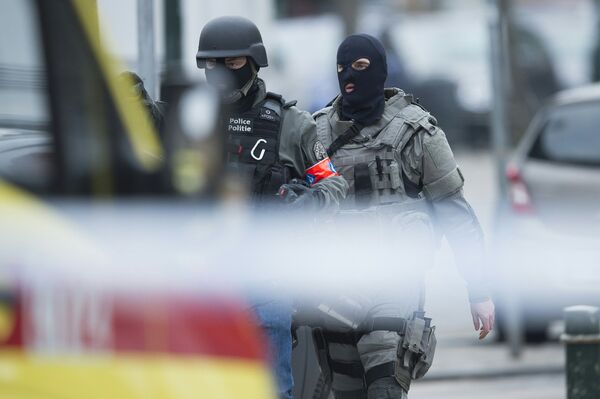 Сотрудники службы безопасности и полиции Бельгии в Брюсселе