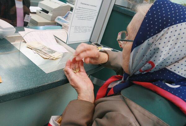 Пенсионерка у окна в отделении Сберегательного банка РФ