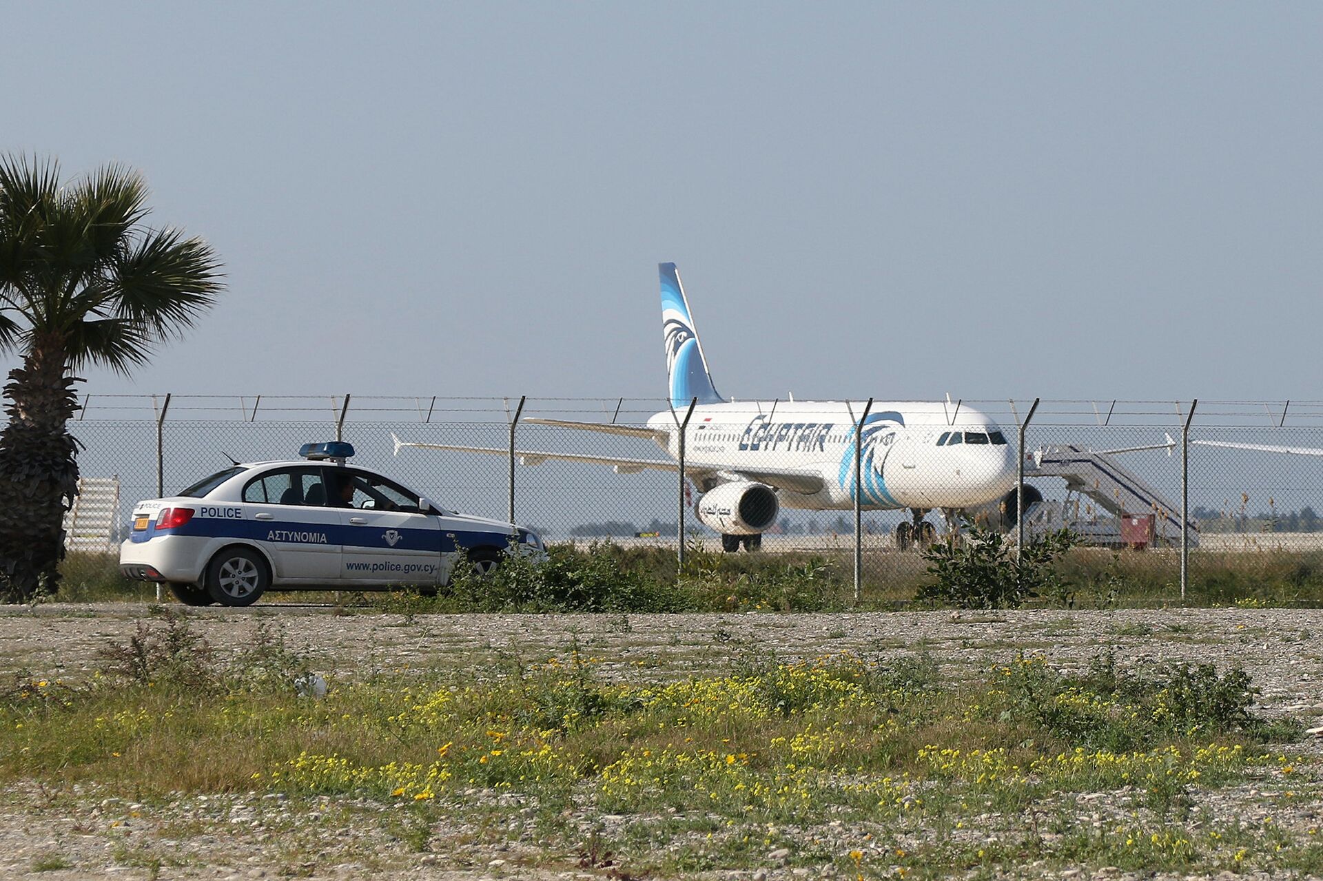*Самолет A320 компании EgyptAir в аэропорту Ларнаки, Кипр - ПРАЙМ, 1920, 03.01.2021