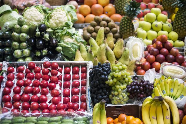 #Прилавок с фруктами и овощами на рынке