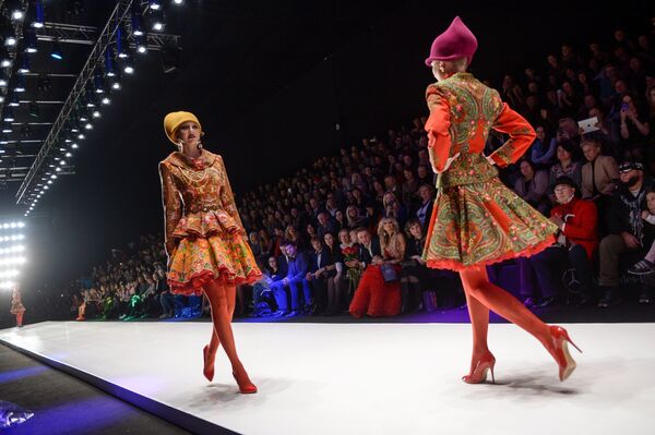 Модели демонстрируют одежду из коллекции дизайнера SLAVA ZAITSEV при участии марки YeZ by YEGORZAITSEV в рамках недели моды Mercedes-Benz Fashion Week Russia