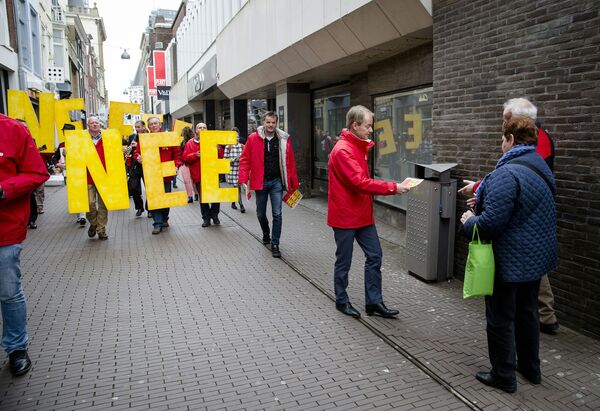 *Демонстрация перед референдумом в Гааге, Нидерланды