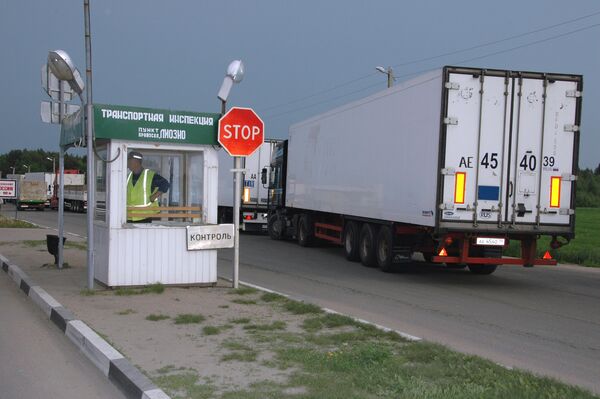 *На таможенно-пропускном пункте на границе с Белоруссией